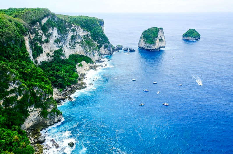 Vista desde el acantilado de Manta Bay con el océano al fondo