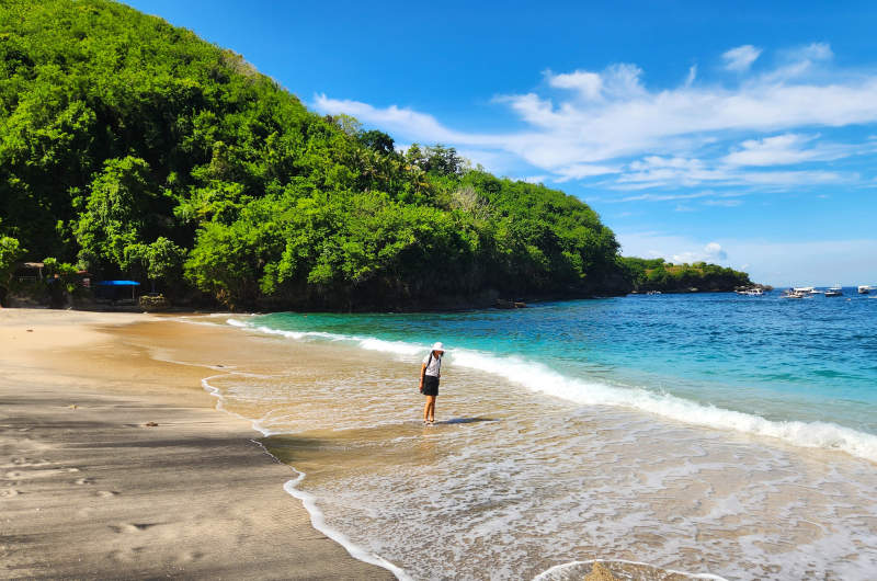 Vista de la playa de Crystal Bay en Nusa Penida desde el extremo opuesto de la bahía