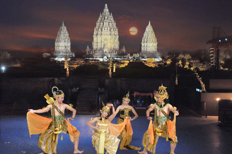 Bailarines del ballet del Ramayana en Prambanan con los templos iluminados al fondo