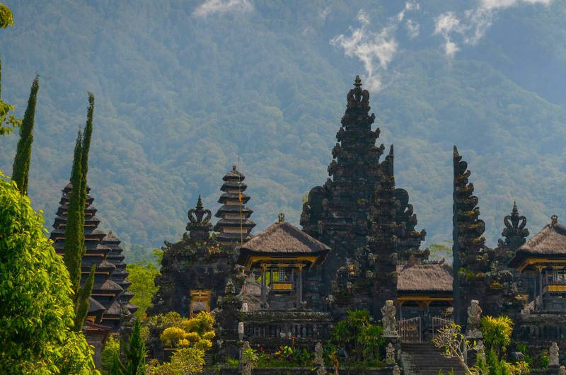 Complejo del templo de Besakih en las laderas del monte Agung