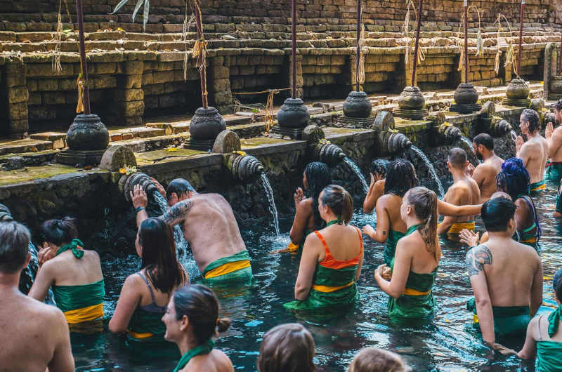 Ritual de purificación en las fuentes sagradas del templo Tirta Empul