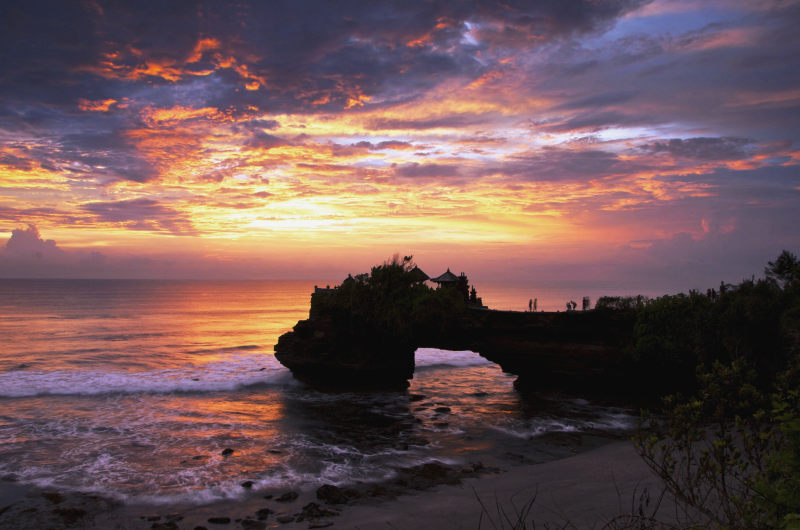 Puesta de sol en el templo Tanah Lot, uno de los más famosos de Bali