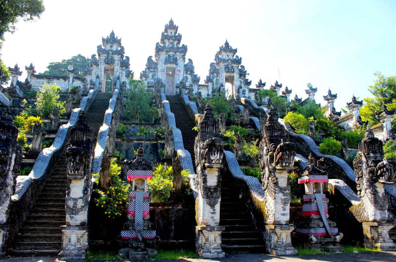 Camino y escaleras del complejo de templos de Pura Lempuyang en Bali