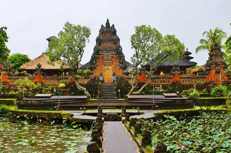 Templo de Saraswati en Ubud, conocido por su estanque de lotos y su arquitectura tradicional balinesa