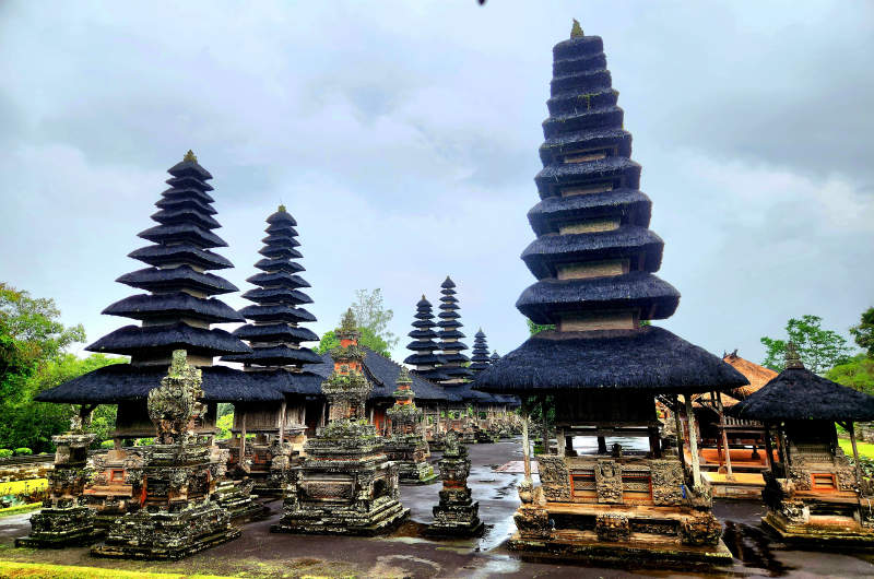 Torres meru del templo Taman Ayun, ejemplo de arquitectura balinesa