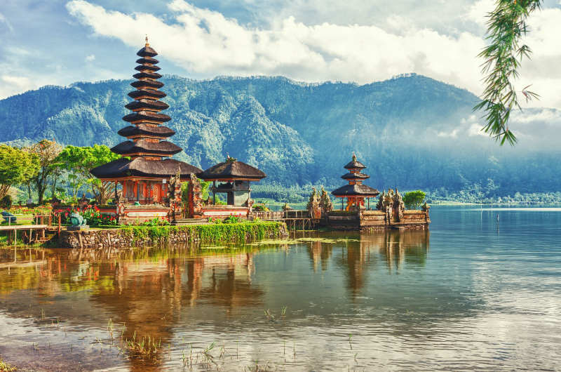Templo Ulun Danu Bratan junto al lago Bratan, en la zona montañosa de Bali