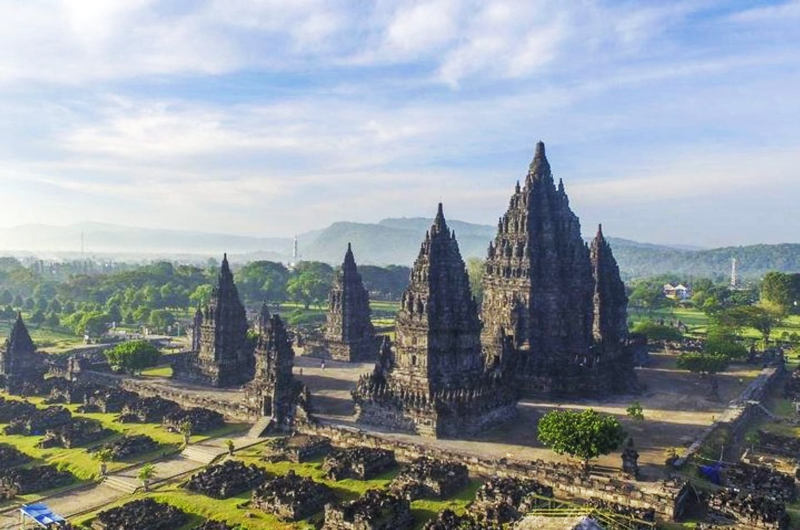 Vista aérea lateral del complejo de templos de Prambanan en Java central