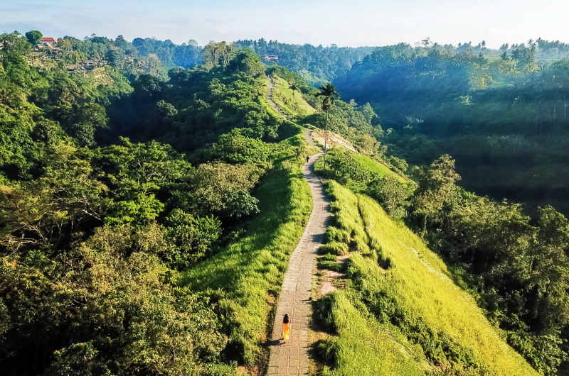 Campuhan Ridge Walk en lo alrededores de Ubud, sendero panorámico entre colinas verdes