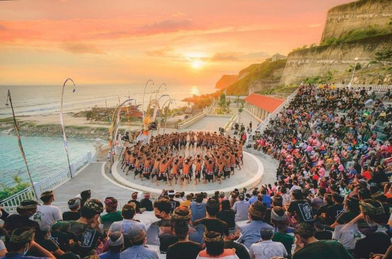 Danza Kecak al atardecer junto a Melasti Beach en Bali