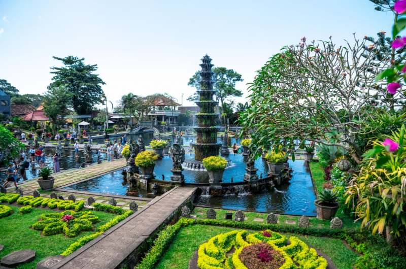 Visitantes junto a los estanques de Tirta Gangga en Bali