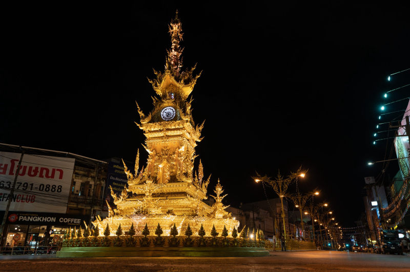Torre del Reloj de Chiang Rai iluminada por la noche, uno de los símbolos de la ciudad