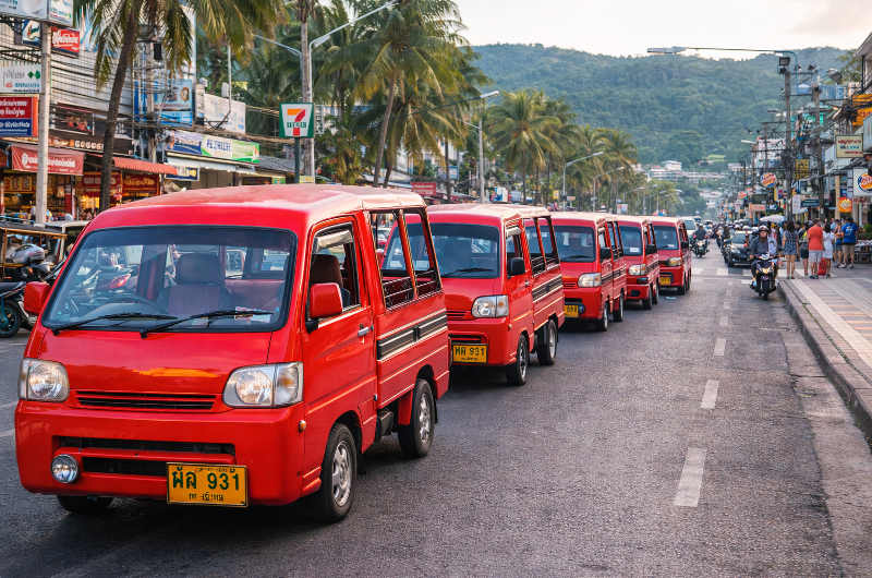 Tuk-tuks en una calle turística de Phuket