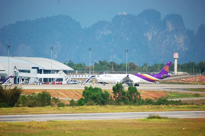 Avión estacionado en el aeropuerto de Krabi, punto de llegada al sur de Tailandia