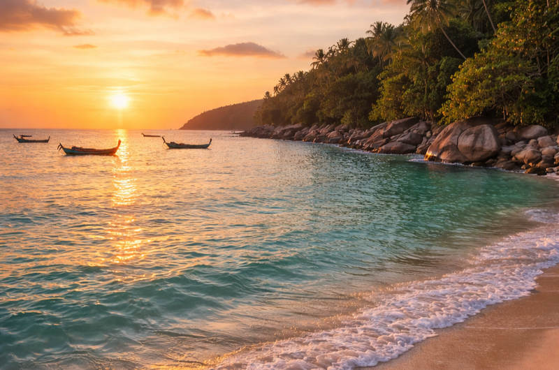 Atardecer en la costa de Phuket con cielo dorado