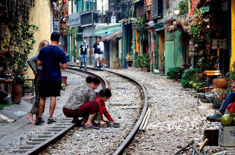 Vía del tren que atraviesa el barrio antiguo de Hanoi
