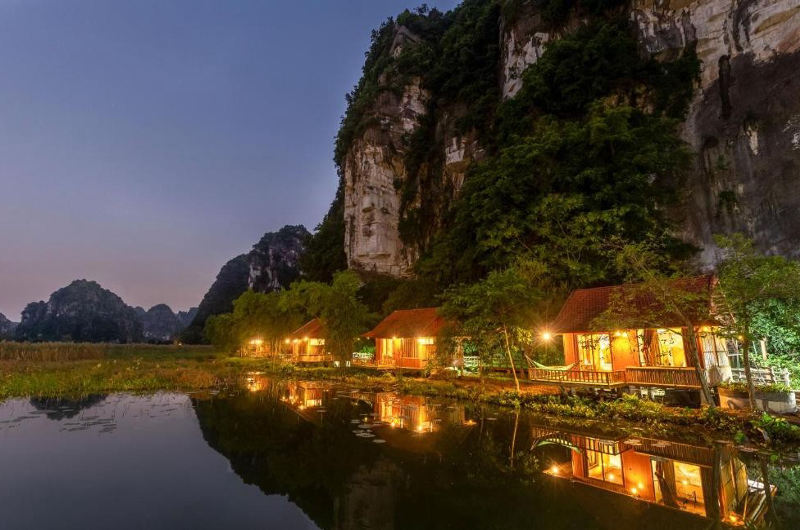 Paisaje nocturno de Tam Coc con alojamientos rural