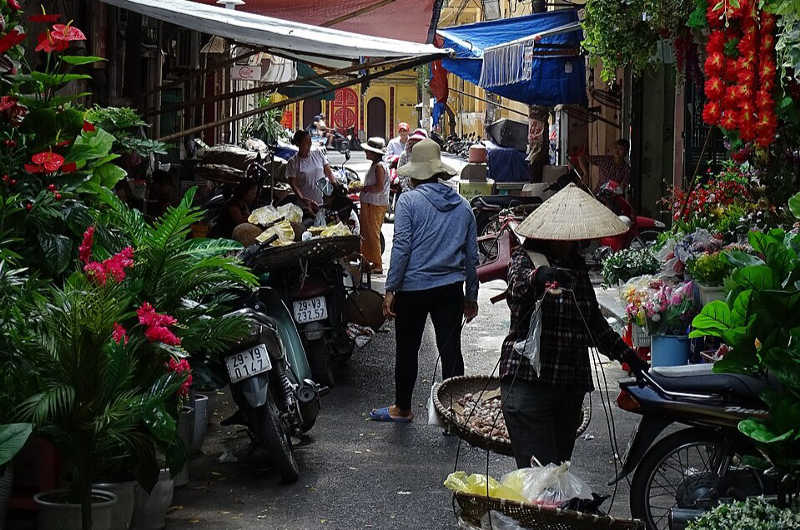 Calle estrecha del barrio antiguo de Hanói en Vietnam