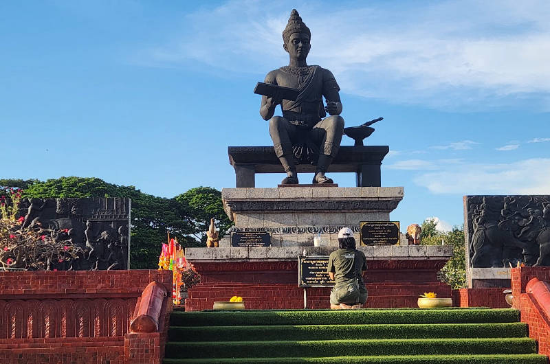 Estatua del rey Ramkhamhaeng en el Parque Histórico