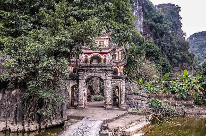 Puerta de acceso a la pagoda de Bich Dong