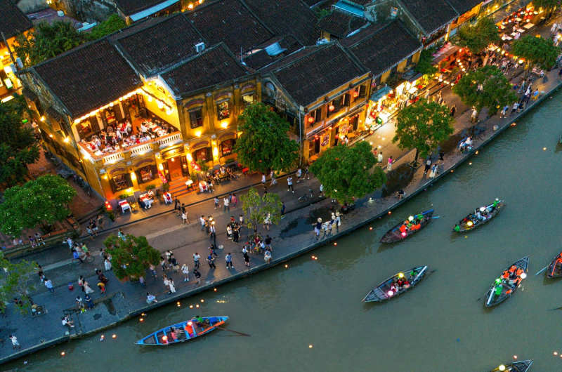 Vista aérea de Hoi An y el río Thu Bon con barcas