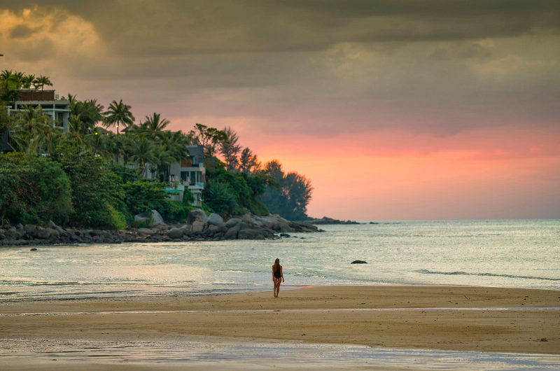 Atardecer en una playa de Phuket, islas de Tailandia