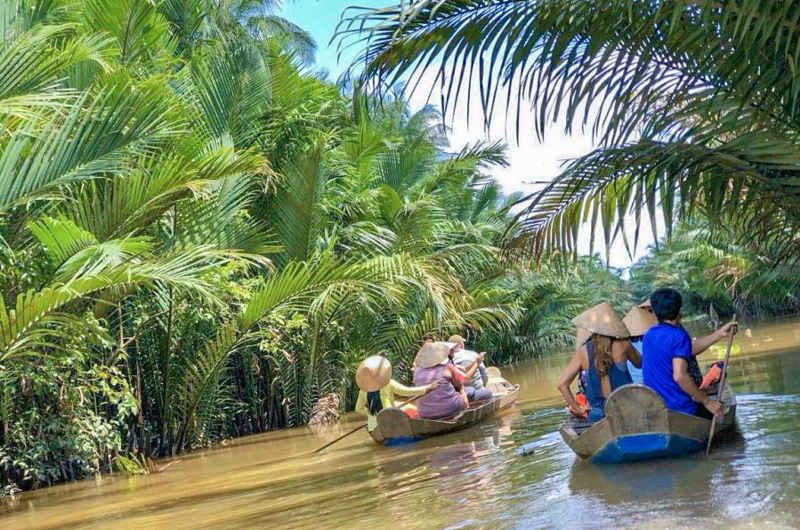 Barcas navegando por los canales de Ben Tre