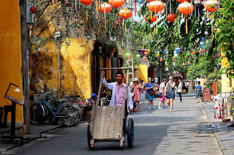 Calle del centro histórico de Hoi An con turistas al fondo