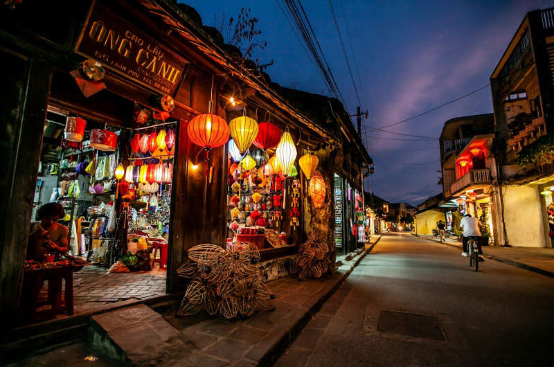 calle del centro histórico de Hoi An iluminada con farolillos de noche