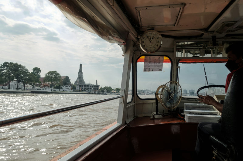 Barca para cruzar a Wat Arun desde Tha Tien