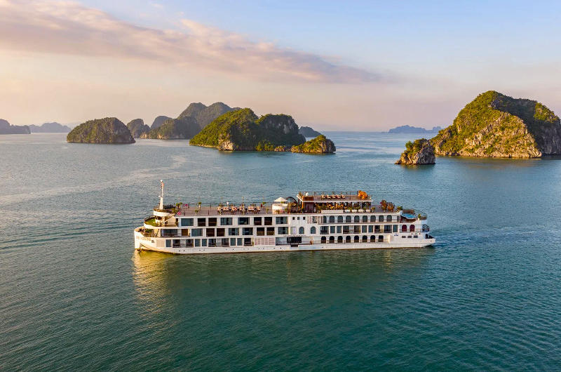 Crucero navegando entre islotes de roca caliza en la Bahía de Halong
