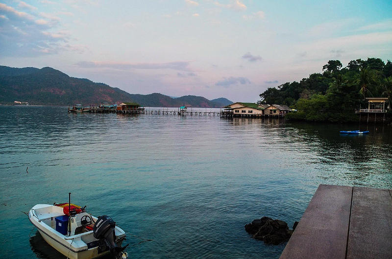 Pueblo costero y embarcadero en Koh Chang