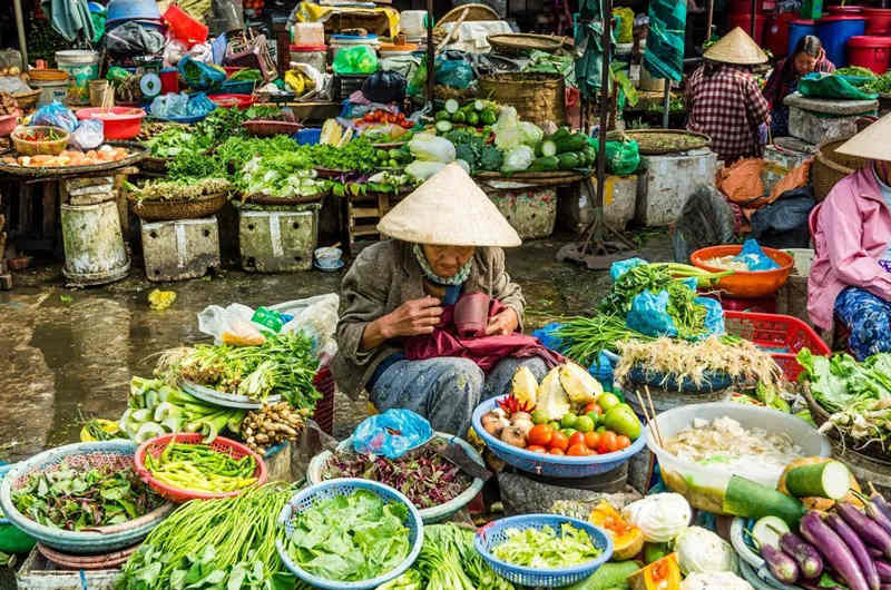 Puestos de productos frescos en el mercado Dong Ba