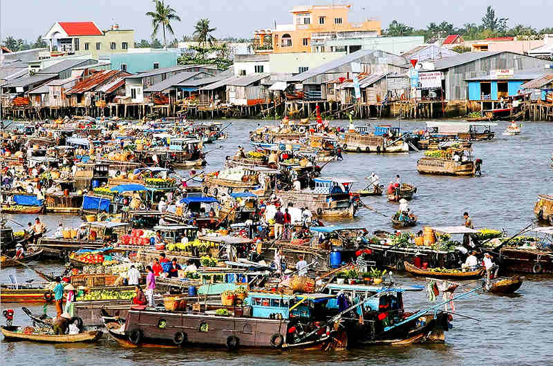 Barcas en el mercado flotante de Cai Rang en Can Tho en el delta del Mekong