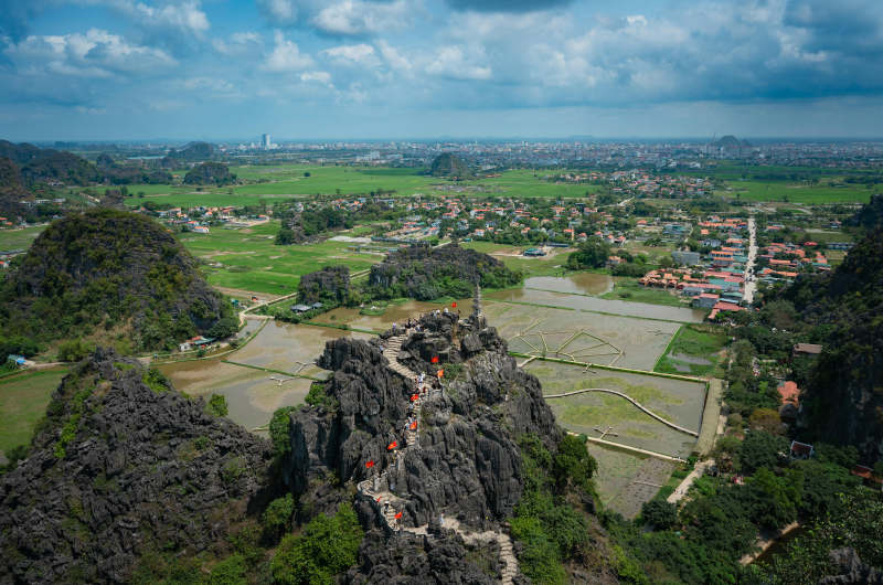 Vista aérea desde el mirador de Mua Cave en Ninh Binh con arrozales y montañas kársticas