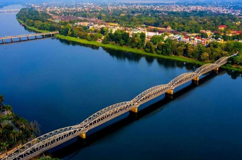 Vista aérea del río perfume y puente Truong Tien en Hue