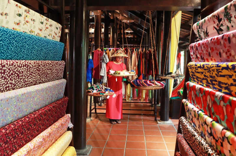tienda de seda tradicional en el centro histórico de Hoi An