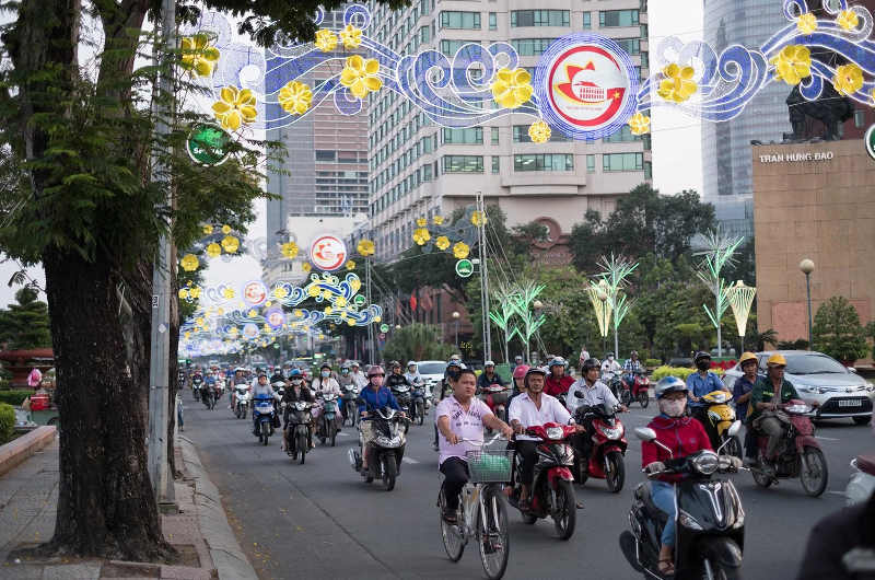 Tráfico de motos y bicicletas en una calle del centro de Ho Chi Minh City
