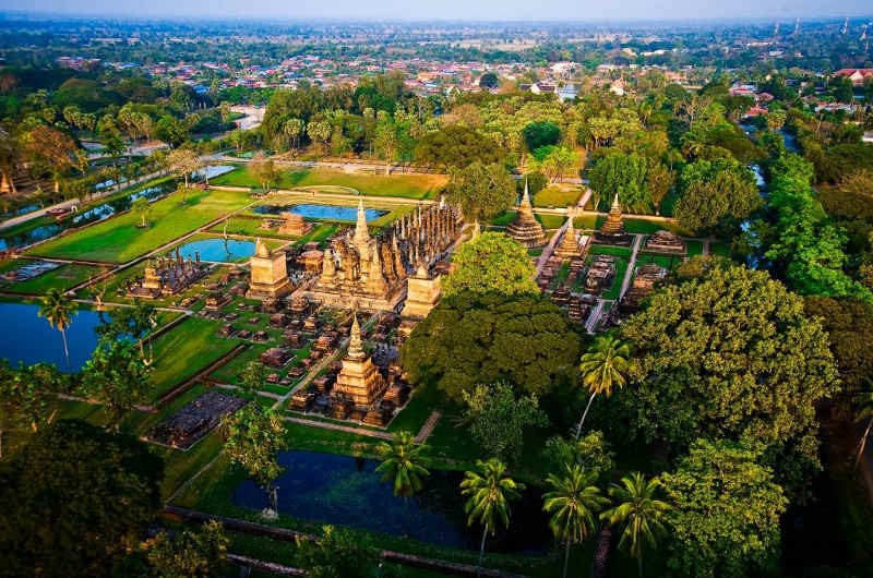 Templos de Sukhothai vistos desde el aire con estanques y ruinas del antiguo reino de Siam