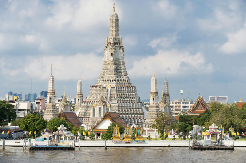 Wat Arun visto desde el río Chao Phraya en Bangkok