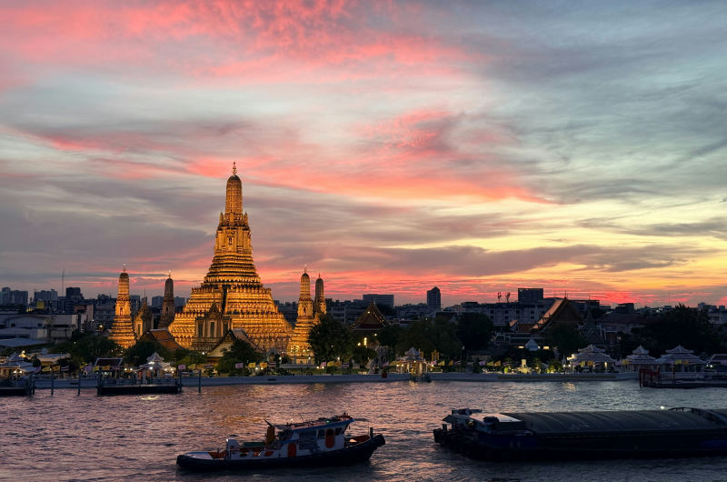 Wat Arun al atardecer con luz suave en Bangkok