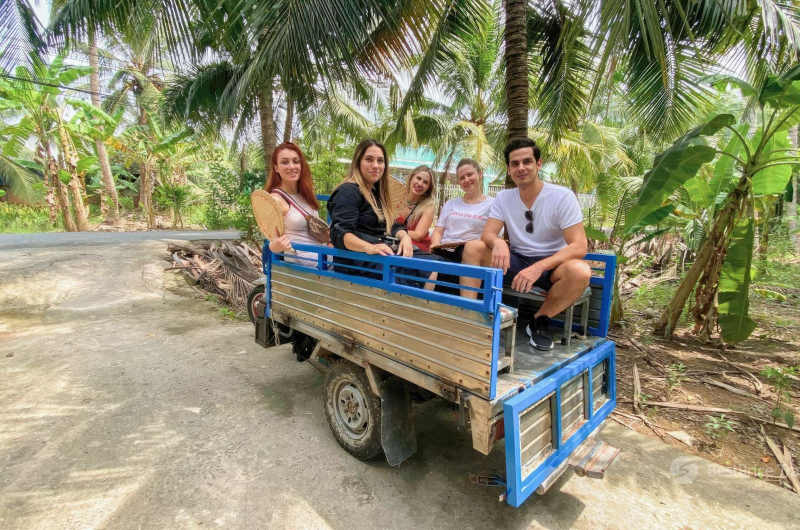 Turistas viajando en un Xe Loi en Ben Tre