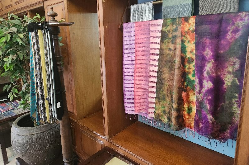 Pashminas de seda tailandesa en la tienda Shinawatra Thai Silk de Chiang Mai