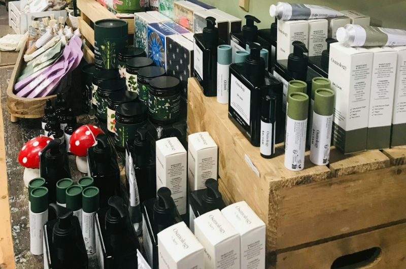 Productos de spa tailandeses como aceites en una tienda