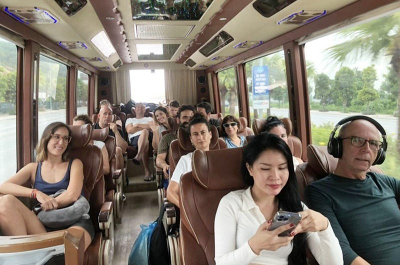Interior de autobús limousine turístico en Vietnam con asientos reclinables para trayectos entre ciudades