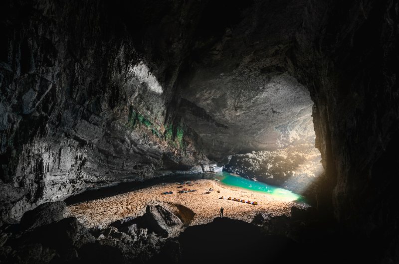 Interior de Hang Son Doong con personas para comparar el tamaño
