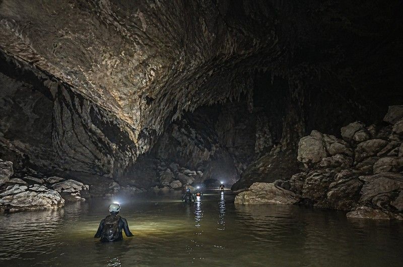 Río dentro de la cueva más grande del mundo en Vietnam