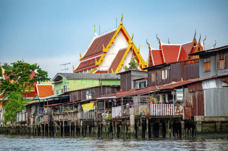 Casas tradicionales sobre pilotes en los klongs de Thonburi en Bangkok