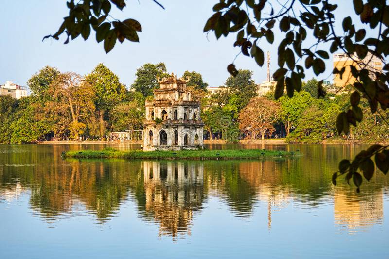 Lago Hoan Kiem con el templo Ngoc Son en el centro de Hanoi