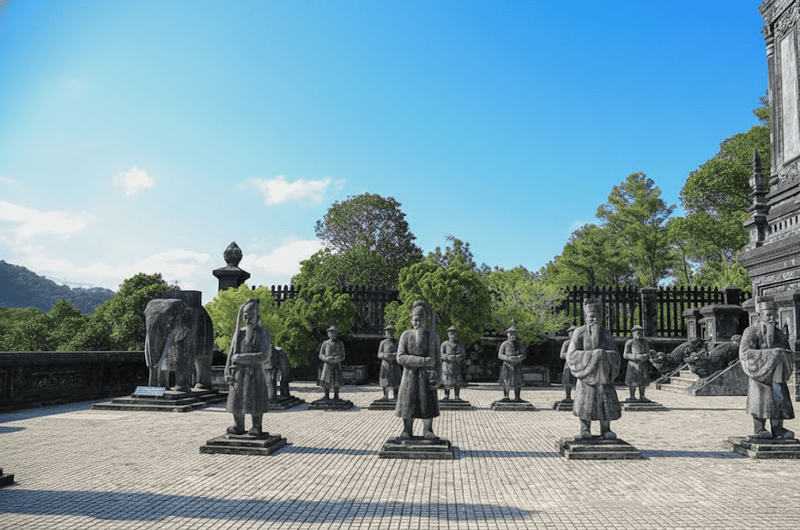 Estatuas de mandarines en la explanada de acceso al mausoleo de Khai Dinh en Hue Vietnam