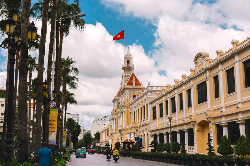 Fachada de la Oficina Central de Correos de Ho Chi Minh en Vietnam junto a la catedral de Notre Dame